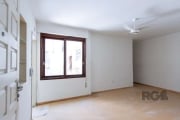 Apartamento para locação no bairro Jardim Botânico, com aproximadamente 71m² de área privativa, piso laminado, 02 dormitórios, sendo 01 com armário e ventilador de teto, living 02 ambientes com mesa, 