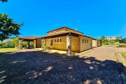 Casa de fazenda na cidade com mais de 4.000m² de terreno. Sonho de qualquer família!&lt;BR&gt;A casa é extremamente aconchegante, arejada, muito sol, e varandas encantadoras. No primeiro pavimento um 