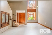 Casa em condomínio com 258 m² privativos, semimobiliada, 3 dormitórios e 2 vagas no bairro Boa Vista. No térreo, amplo living para 2 ambientes integrado ao espaço gourmet, lavabo, cozinha, despensa, á