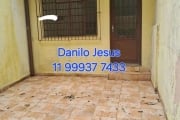 Casa com 2 dormitórios, 2 banheiros e 1 vaga.