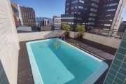 Duplex, vista mar, piscina privativa, 3 suítes e 3 vagas no Centro de Florianópolis.