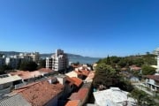Na  Praia do Riso em Coqueiros, Duplex com 3 quartos, terraço e 2 vagas de garagem.