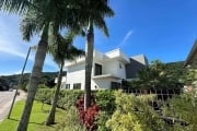 Casa em Condomínio fechado de alto padrão com 4 suítes à venda na Cachoeira do Bom Jesus - Florianópolis.