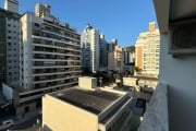 Andar alto, semi mobiliado, 3 quartos e 1 vaga à venda no Centro de Florianópolis.