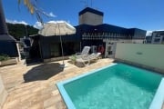 À venda na Praia de Canasvieiras! Piscina privativa, hidromassagem, terraço, 2 quartos e 1 vaga de garagem.