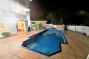 SOBRADO PRÓXIMO AO HORTO COM 4 DORMITÓRIOS SENDO 2 SUÍTES, PISCINA, CHURRASQUEIRA, 6 VAGAS, PORTARIA