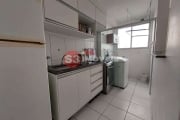 Apartamento com 2 dormitórios e uma vaga de garagem.