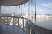 Cobertura duplex com piscina de frente para o mar no Ibiza Towers em Balneário Camboriú