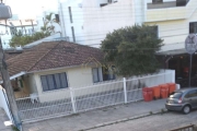 Casa com 5 suítes próxima ao mar na Praia de Canasvieiras. O imóvel possui 5 suítes mobiliadas, sala ampla, copa, cozinha,  vaga para 5 carros.