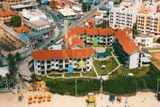 APARTAMENTO COM SAÍDA PARA PRAIA NO CENTRINHO DOS INGLESES.