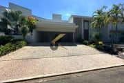 Casa em condomínio à venda no Residencial Villa Lombarda - Valinhos, 4 suítes com closet (1 térrea), lazer comum e garagem para 6 carros com oficina.