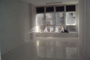 SALA COMERCIAL, COM BANHEIRO LOCALIZADA NO CENTRO DA CIDADE.