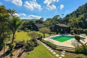 Casa à venda em condomínio fechado na Praia do Pernambuco em Guarujá.