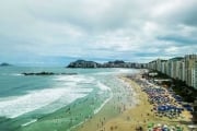 Apartamento a venda pé na areia na Praia de Pitangueiras em Guarujá.