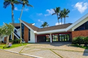 Casa com arquitetura arrojada no Jardim Acapulco.