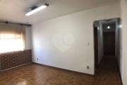 Apartamento amplo na região da Água Fria, com 3 dormitórios, 2 banheiros, 1 vaga de garagem,