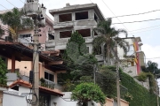 Sobrado em condomínio em fase de construção, rua com cancela e guarita, subida Serra da Cantareira