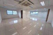 Sala comercial com 83m², 2 banheiros, 2 vagas de garagem, próximo ao Metrô Carandiru e Santana.