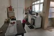 Sobrado no Pari, rua Santa Rita. Casa possui sala, cozinha com armários, lavabo, dois dormitórios, sendo uma suíte,