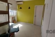 Apartamento à venda localizado na Rua dos Andradas, no bairro Centro em Porto Alegre. Este imóvel conta com área construída de 30m², oferecendo 1 quarto, sendo 1 suíte e 1 banheiro.  Prédio de 14 pavi