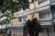 Apartamento 3 dormitórios no bairro Petrópolis!&lt;BR&gt;Reformado,  living com dois ambientes amplos e arejados, orientação solar Norte/Leste. Três dormitórios amplos. Excelente localização, próximo 