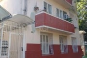 Apartamento térreo, diferenciado no bairro Santana em Porto Alegre, nas proximidades da Av. Azenha e Jeronimo de Ornelas. Constituído de vestíbulo, sala de jantar + peça de distribuição, 3 dormitórios