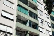 Amplo apartamento de 3 dormitórios de frente  - 128,78 m²  de área privativa. No 3 andar com elevador. Living com dois ambientes e sacada. Cozinha, área de serviço, dependência de  empregada  completa