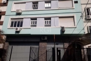 Vende apartamento ensolarado, em tradicional rua do Menino Deus junto a todos os recursos do bairro.&lt;BR&gt;O apartamento esta muito bem conservado, 1 dormitório banheiro cozinha com serviço separad