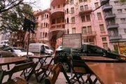 Apartamento no Bairro Centro Histórico em Porto Alegre&lt;BR&gt;&lt;BR&gt;Com  03 dormitórios (uma suíte), de frente com sacada, ampla sala, piso em parquet, banheiro social, cozinha e área de serviço