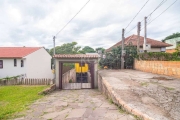 CASA TÉRREA- Confortável e bem conservada, casa com 2 dormitórios, living, cozinha americana e banheiro social. Terreno em declive, medindo 6,60 m de frente por 44,00 m de extensão de frente a fundos.