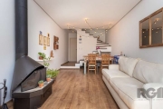 Excelente casa em condomínio fechado no bairro Teresópolis!&lt;BR&gt;São 109m² distribuídos em 3 pavimentos, sendo o 1º composto por um espaçoso living para dois ambientes com lareira, lavabo, cozinha