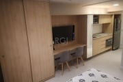 Amplo JK, totalmente  mobiliado, no condomínio Connect construção Cyrela localizado junto a PUC, &lt;BR&gt;        Cozinha montada com armários fogão, micro ondas, Geladeira forno elétrico , banho mon