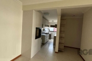 Vende-se apartamento desocupado, 2 quartos com suíte, 2 vagas cobertas e escrituradas. Living em dois ambientes amplos, banho social, cozinha americana com churrasqueira, área de serviço separada.&lt;