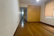 Apartamento de 2 dormitórios, 65m2, living integrado com dois ambientes, banheiro social com ventilação natural, cozinha e área de serviço separadas. Armários embutidos no teto do corredor, com excele