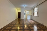 Apartamento reformado, bem localizado e próximo a várias comodidades&lt;BR&gt;&lt;BR&gt;Este espaçoso apartamento possui dormitórios com sacada, ampla sala para 3 ambientes, copa, cozinha, banheiro so