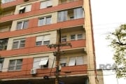 Amplo e arejado apartamento de 3 dormitórios sendo 1 suíte, pé direito alto, banheiro social, cozinha americana, área de serviço separada com ventilação natural, mais dependência. Em um dos dormitório