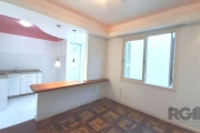 Lindo apartamento de 40m² semi mobiliado, com living, suíte, cozinha americana e área de serviço integrada. Bem iluminado e ventilado. Condomínio pequeno com porteiro eletrônico e baixo custo. &lt;BR&