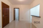 Excelente apartamento, possui 41,50m² privativos, amplo e todo reformado (elétrica, hidráulica, banheiro, cozinha, piso e paredes), com pátio. O imóvel possui peças amplas e ventiladas, piso em porcel