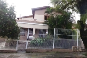 Casa à venda no bairro Sarandí, Porto Alegre, com 3 dormitórios, oferece um amplo living para 3 ambientes, uma suíte de 40m², cozinha espaçosa, lavanderia, despensa, além de uma peça extra nos fundos.