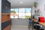 A poucos metros da Praça da Encol, este apartamento conta com living para dois ambientes, sacada com churrasqueira, 2 dormitórios sendo uma suíte, cozinha mobiliada, área de serviço, banheiro social e