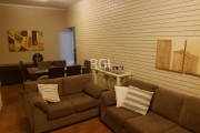 Apartamento de 2 dormitórios no bairro Menino Deus em Porto Alegre.&lt;BR&gt;Imóvel todo reformado.&lt;BR&gt;Amplo living, cozinha, banheiro, área de serviço.&lt;BR&gt;Ótima localização, próximo a far