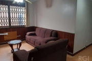 Apartamento de 03 quartos (1 suíte) no bairro Petrópolis, segundo andar de frente.&lt;BR&gt;Semi mobiliado, com uma vaga de garagem coberta e escriturada. Split na suíte e na sala, banheiros com armár