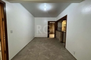 Excelente apartamento de 1 (um) dormitório, cozinha americana com armários, sala, área de serviço, banheiro social e churrasqueira. Imóvel claro e arejado. &lt;BR&gt;Localizado a poucos metros de dist