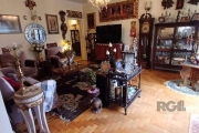 Apartamento de 3 quartos, localizado no bairro Petrópolis em Porto Alegre/RS. &lt;BR&gt;&lt;BR&gt;O imóvel possui 3 quartos, 2 banheiros sociais e 1 banheiro auxiliar, sala, cozinha e sala de jantar. 