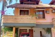 Excelente casa em condomínio.&lt;BR&gt;3 dormitórios ( 1 suíte com hidro e sacada),  ensolarada, living 2 ambientes, lavabo, lareira, banho social, cozinha americana, água quente, área de serviço.&lt;