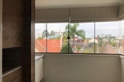 Excelente apartamento com dois dormitórios, sendo uma suíte. Amplo living com sacada estendida com churrasqueira, cozinha, área de serviço/lavanderia, banheiro social e garagem para um carro.&lt;BR&gt