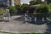 Casa à venda no bairro Tristeza, em Porto Alegre. &lt;BR&gt;Possui dois dormitórios, um banheiro, duas vagas na garagem e área total de 374,00m2. Excelente oportunidade para você que busca um imóvel c