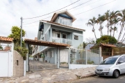 Ótima  Casa em Condomínio com poucas unidades e excelente orientação solar.&lt;BR&gt;No 1° pavimento: living em porcelanato para 02 ambientes, lavabo, copa-cozinha, churrasqueira e garagem coberta par