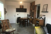 Vende apartamento com excelente vista para piscina, 2 dormitórios, sendo 1 dormitório suíte, banheiro social, cozinha americana, com móveis planejados, porcelanato em todos ambientes, vaga dupla de ga