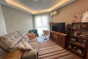 Em andar alto, com vista definida, excelente apartamento no bairro Camaquã, com 2 dormitórios, living para 2 ambientes, sendo sala de estar e sala de jantar, cozinha com móveis planejados, área de ser